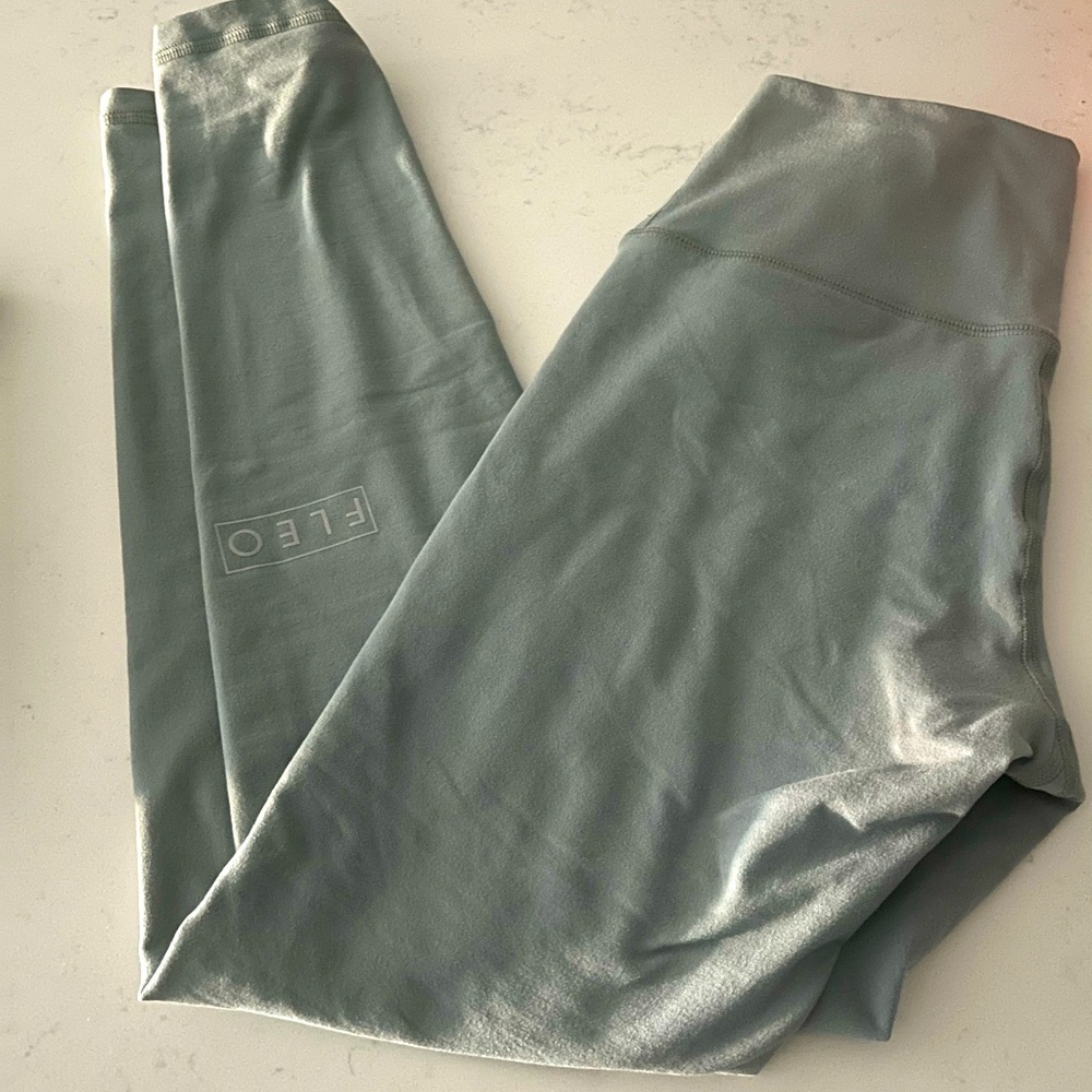 Fleo Leggings - Light Gray 25 inch EUC